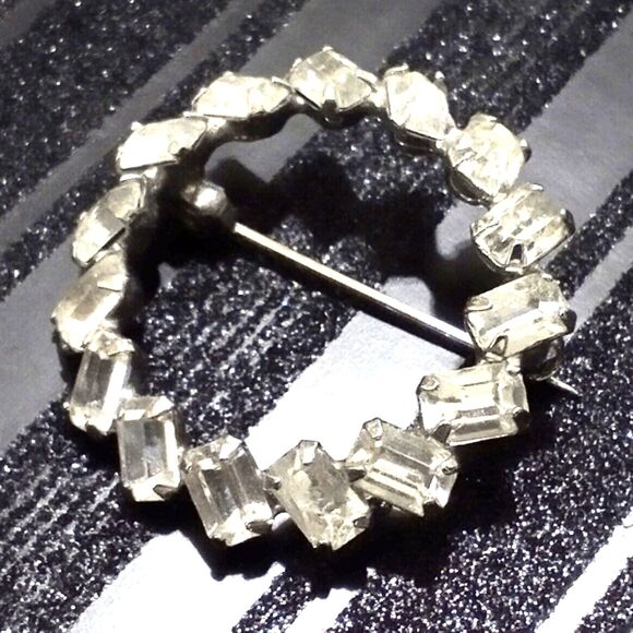 Vintage Silver Mid Century Prong Set Emerald Cut Clear Rhinestone Circle Pin - Picture 6 of 7